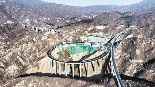 12月30日,车辆驶过小五台山大桥。当日,京蔚高速全线通车。本报记者 赵杰摄