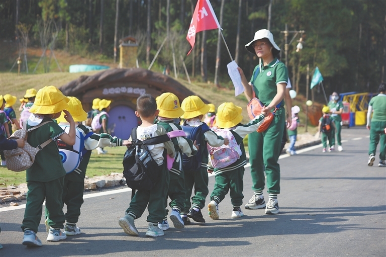 一批研学的孩童，在老师的带领下在安义县石鼻镇对门村游玩。（石鼻镇供图）