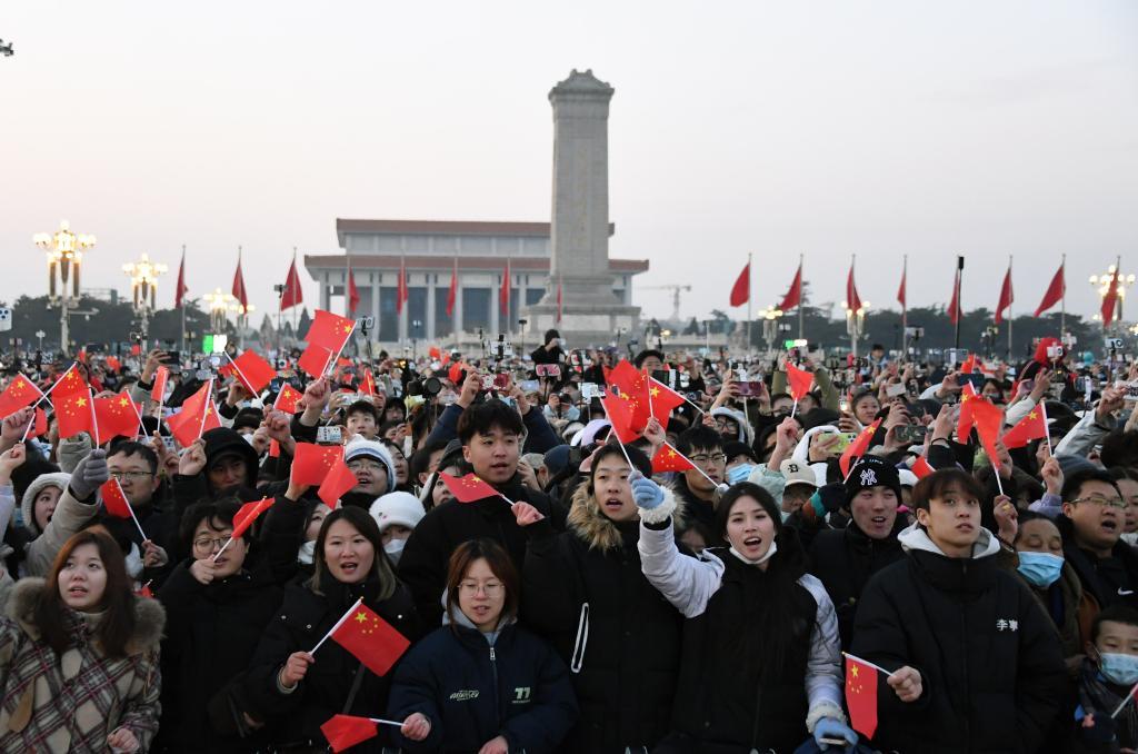 1月1日晨，北京天安门广场举行隆重的升国旗仪式。这是观众在升旗仪式结束后欢呼。新华社记者 任超 摄