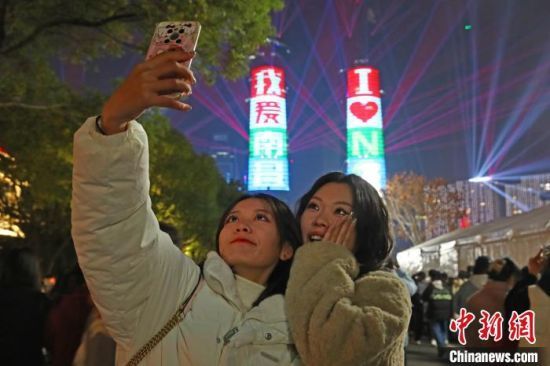 跨年夜活动现场“打卡拍照”的市民。刘占昆摄