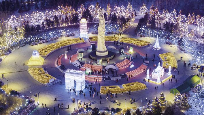 长春世界雕塑园流光溢彩的夜景。 本组摄影 张扬