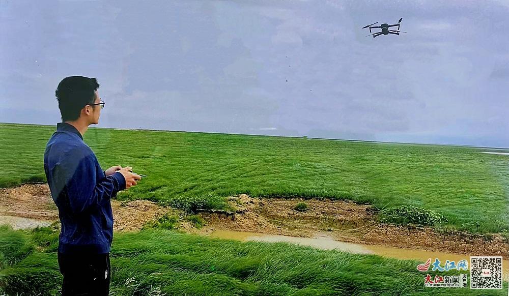 大汊湖保护站工作人员使用无人机巡护