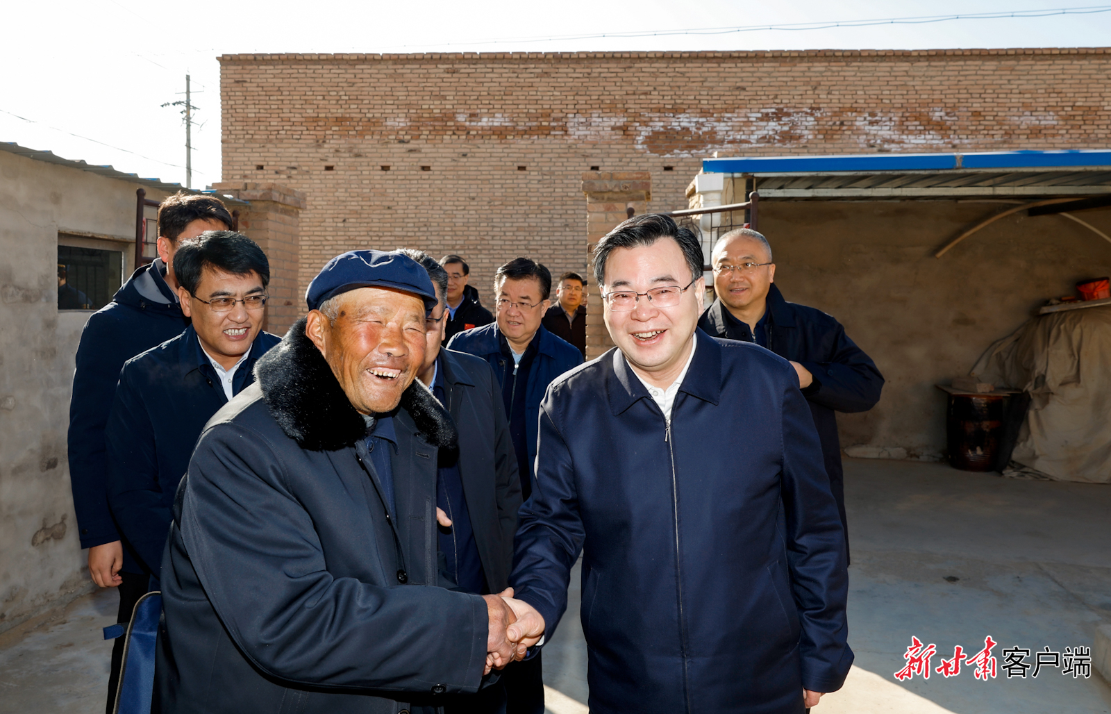 元旦来临之际,省委书记、省人大常委会主任胡昌升12月30日在白银市景泰县走访慰问困难群众和劳动模范,代表省委、省政府向大家致以新年的美好祝福。新甘肃·甘肃日报记者 孟捷