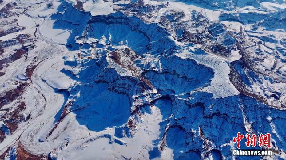 黄土高原上的雪后丹霞美如油画