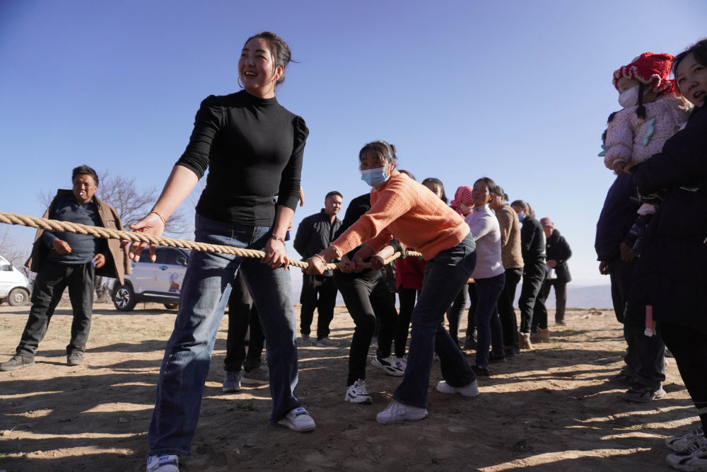 2023年12月31日，在甘肃省临夏州积石山县石塬镇沈家坪村，村民们准备进行拔河比赛。新华社记者　马希平　摄