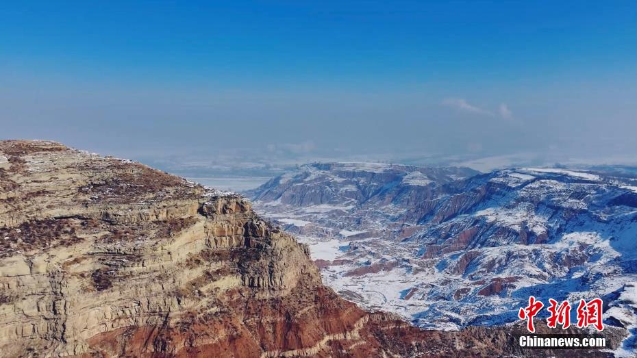 黄土高原上的雪后丹霞美如油画