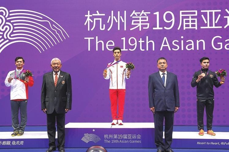 常志昭(中)在杭州亚运会领奖台上