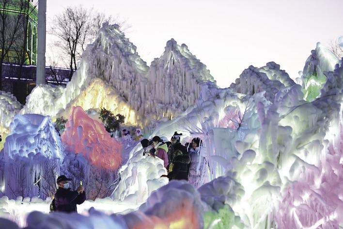 游客在长春冰雪新天地打卡留念。