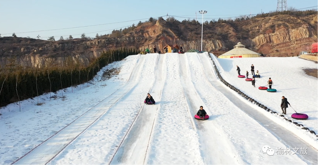 府谷縣神龍山3a級景區擁有可容納2000人的滑雪場,採用國際先進的冬奧