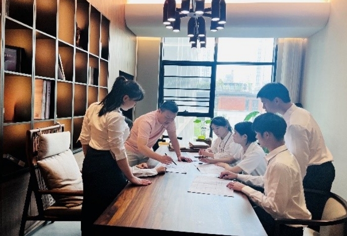 师生团队走访名企、把握市场脉搏