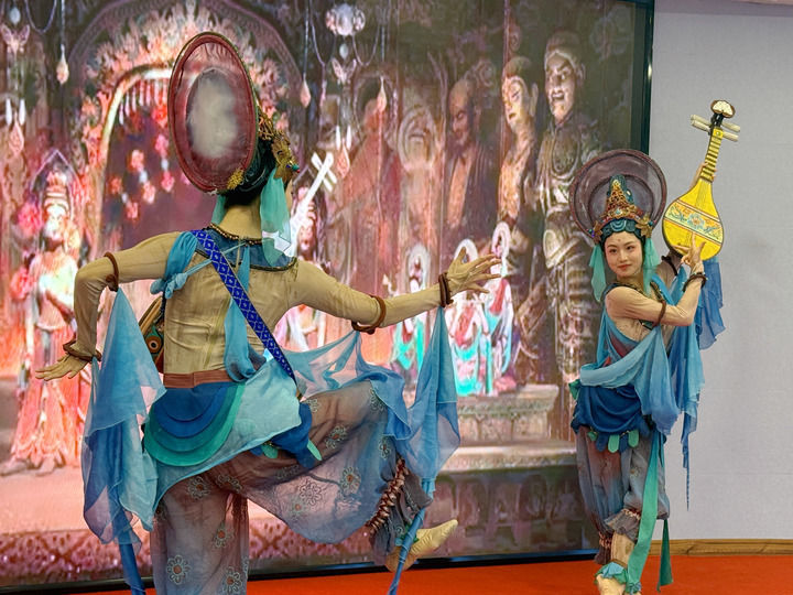 图为揭牌仪式活动上的舞蹈节目(记者 田晨旭 摄)