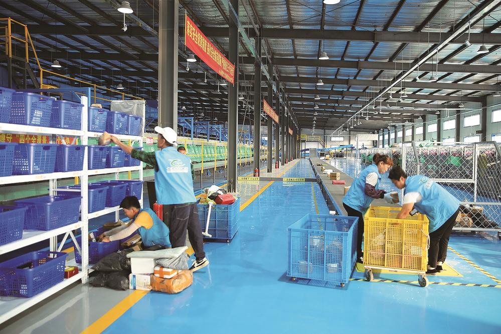 繁忙的分拣线。 本组图片为资料图片