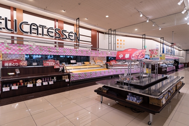 1月2日邪在日本石川县羽咋郡一家年夜型超市拍摄的食品货架。超市齐部物量收作穷乏。新华网