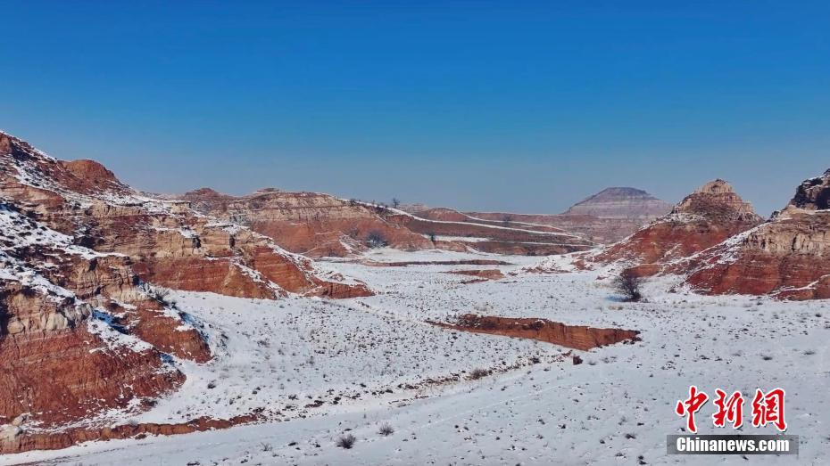 黄土高原上的雪后丹霞美如油画