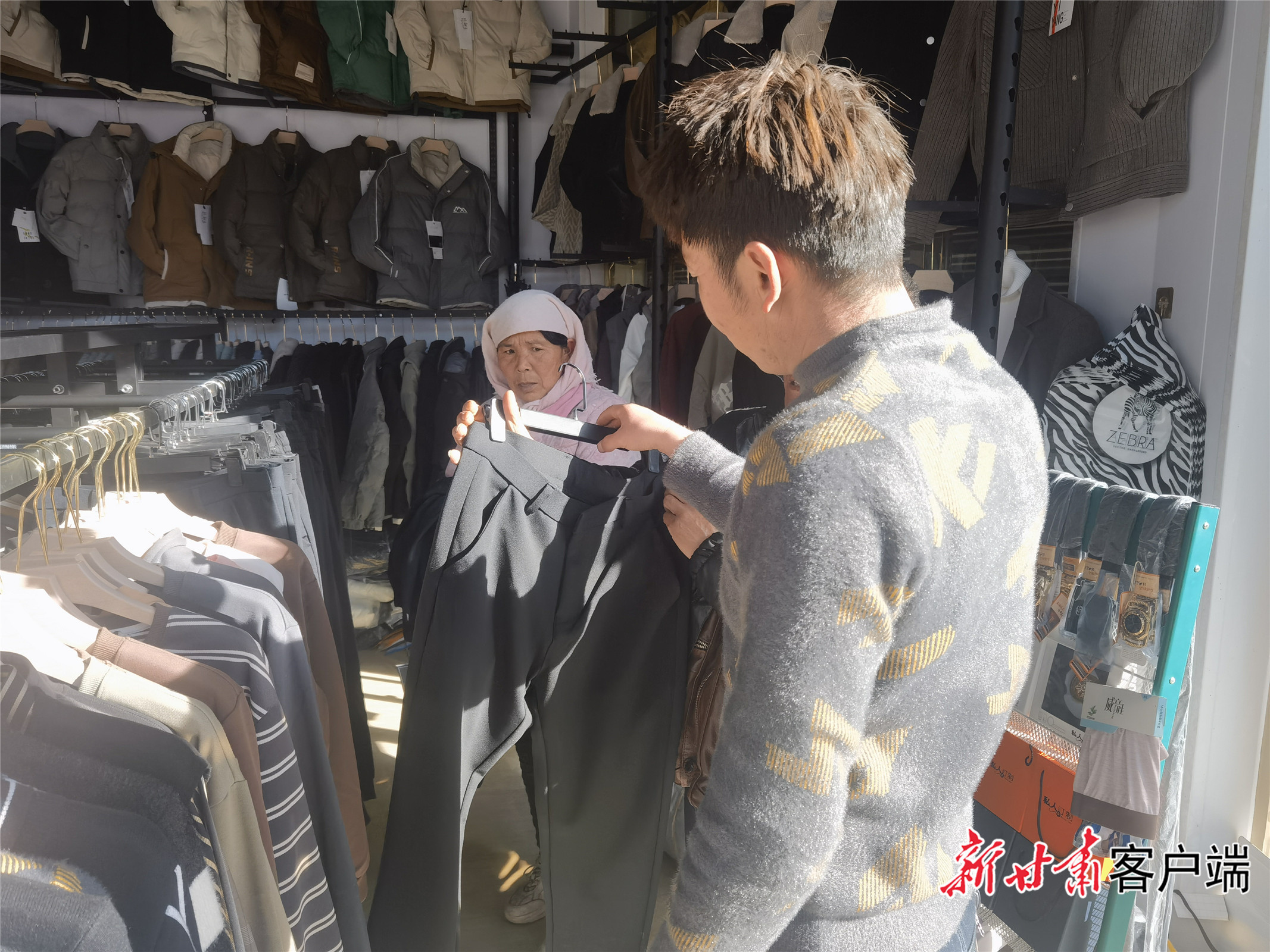 张财梅在集市上给家人买衣服 图片和视频均由新甘肃·甘肃日报记者 冯