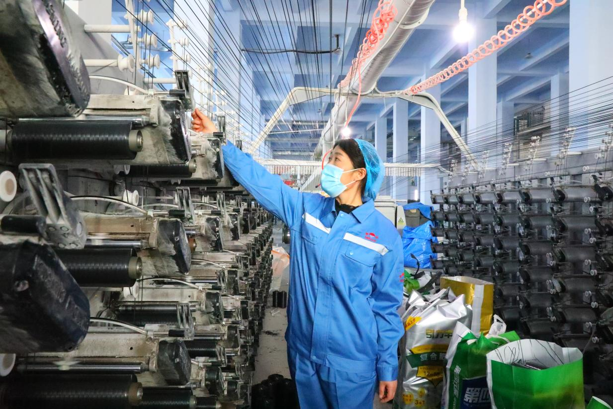 （图为山东雷华塑料工程有限公司生产车间）