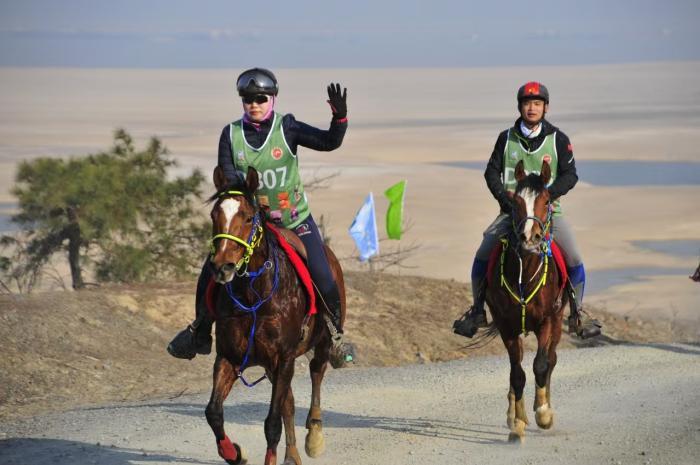 女骑手何奕萱(左)骑行中。主办方供图