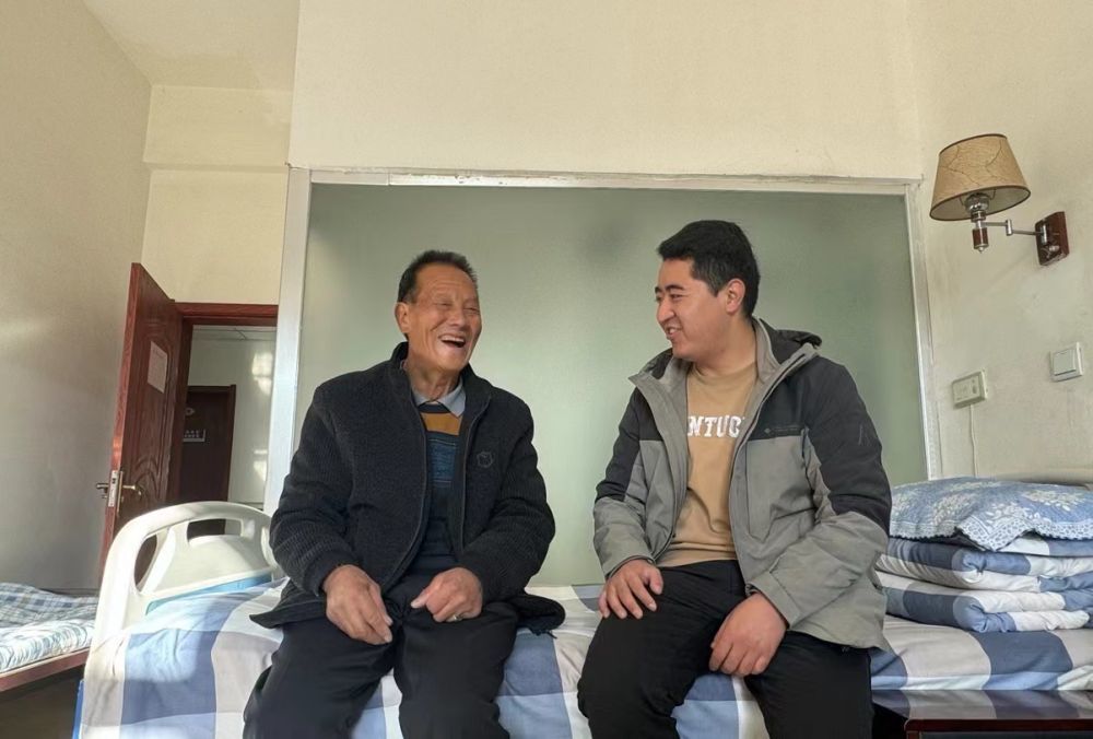 在积石山县综合社会福利院的房间内，赵怀胜（左一）和工作人员交谈　新华社记者　任延昕　摄