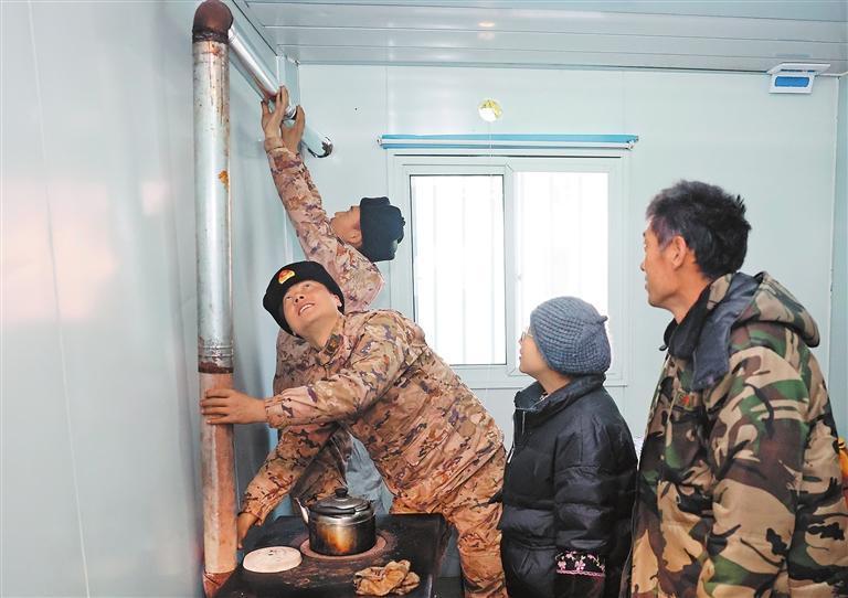 2023年12月30日，武警甘肃总队官兵在积石山县刘集乡刘集村安置点帮助群众解决实际困难。