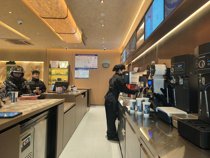 在甘肃省兰州市首家“无声奶茶店”里,一名听障茶饮师(右一)正在工作。新华社记者 王紫轩 摄