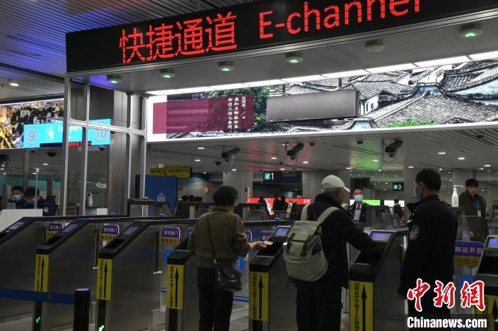 1月1日，台胞在福州长乐国际机场边检快捷通道顺畅通关。福州机场边检站 供图