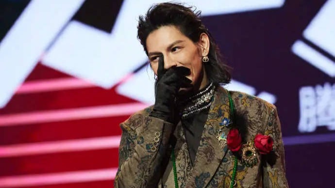 向佐因病请假跨年盛典，发文向粉丝及工作人员道歉封面图