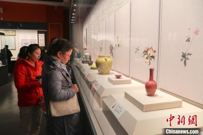 1月8日，江西省博物馆“御瓷归来”展览在南昌开幕，此次展览共展出180件(套)经典御瓷代表作。刘力鑫 摄
