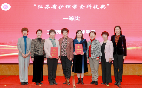 中大医院护理部主任徐翠荣(左五)上台领奖