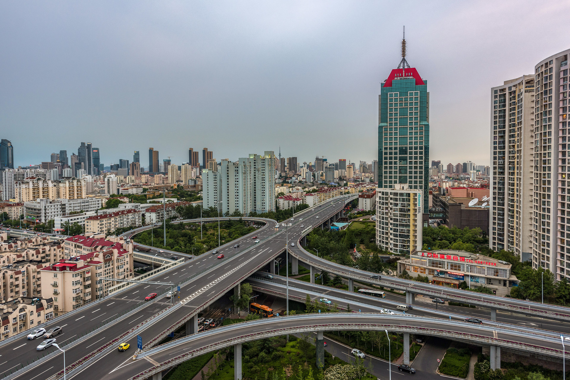 把眼光从拥堵的一隅挪开,则能看到,重庆高架路的通行,正是青岛主城区