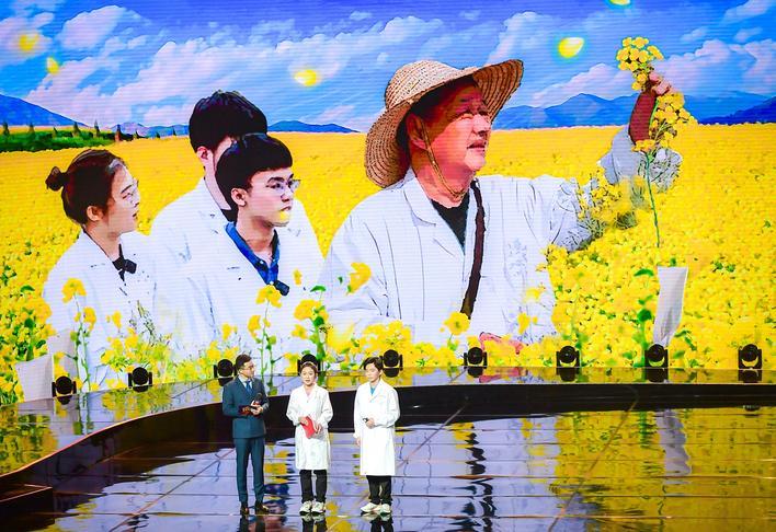 根据中国工程院院士傅廷栋故事改编的《大地黄花分外香》