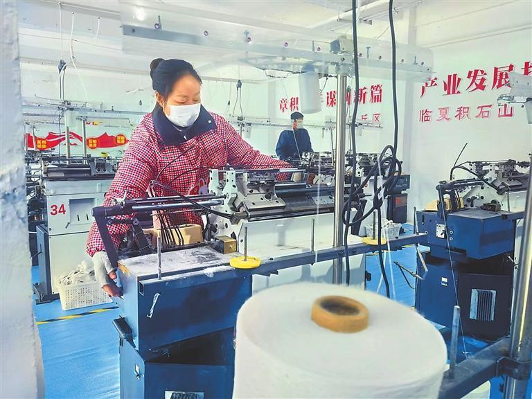 积石山县企业纷纷复工复产，工人正在加工产品。新甘肃&middot;甘肃日报记者　冯宝强
