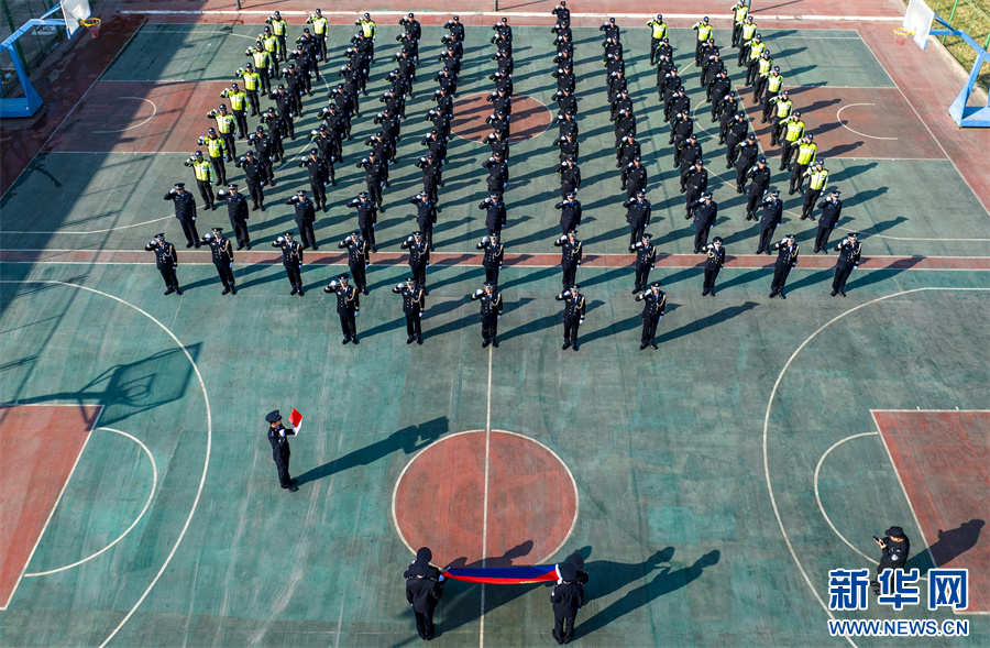 1月9日，河南省济源市公安局特警支队民警向警旗敬礼。