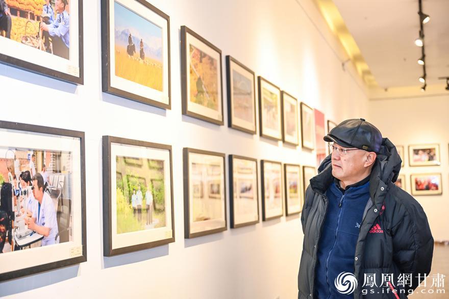 “公安心向党　护航新征程”主题摄影展吸引了不少市民群众和摄影爱好者前来参观　李德宇　摄