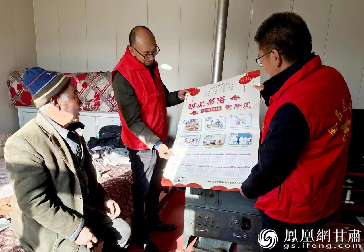 金昌市结对干部入户开展帮扶，引导群众树立文明乡风。金昌市民政局供图