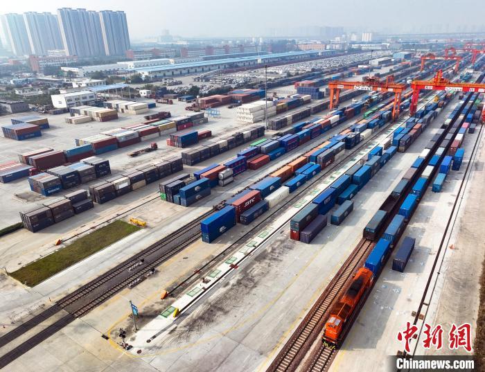 图为搭载着出口货物的中欧班列(郑州)从郑州车务段圃田车站集装箱货场缓缓驶出。郑轩 摄