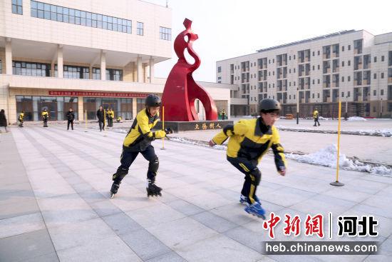 学生正在进行速度轮滑个人计时赛的决赛。刘艳飞 摄