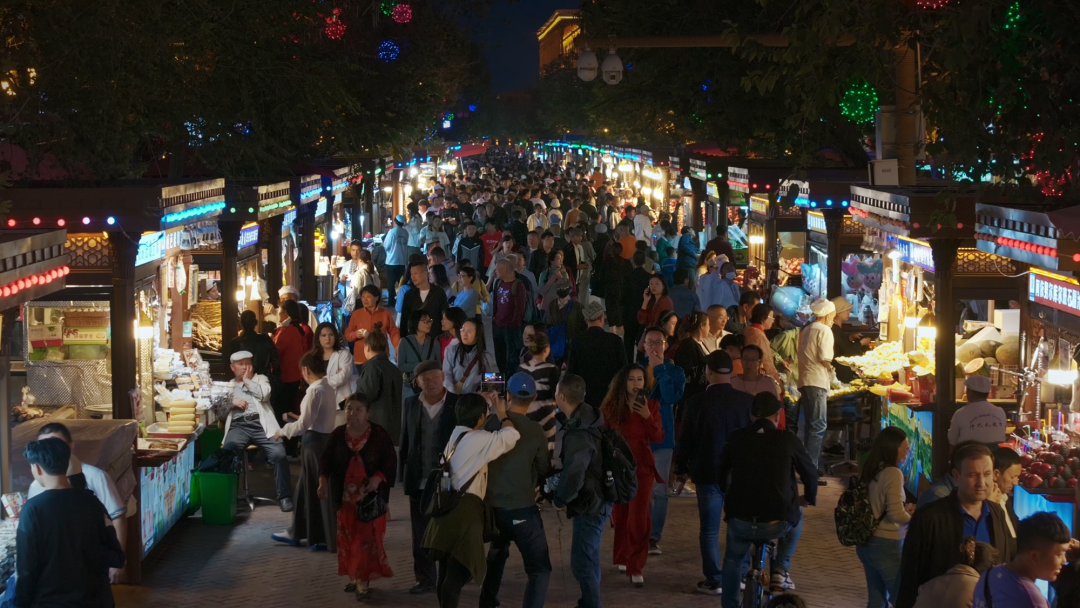 汗巴扎是当地有名的美食夜市。（图/《我的美食向导》）