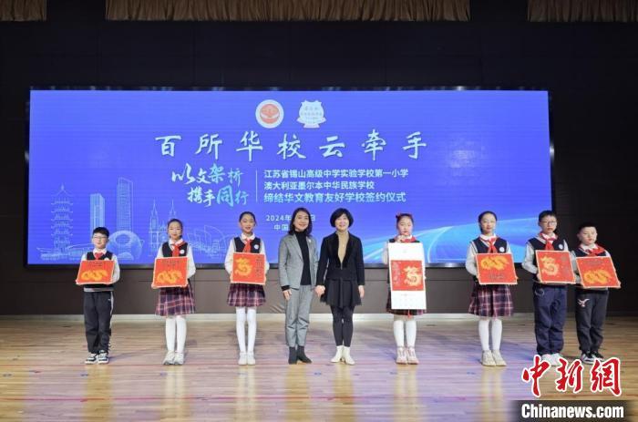 龙年版画伴手礼传递新年祝福。孙权 摄