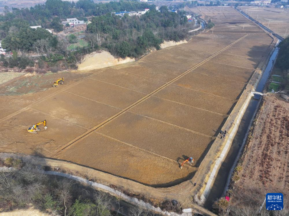 这是1月6日在湘潭市雨湖区鹤岭镇双丰村拍摄的高标准农田建设施工现场（无人机照片）。
