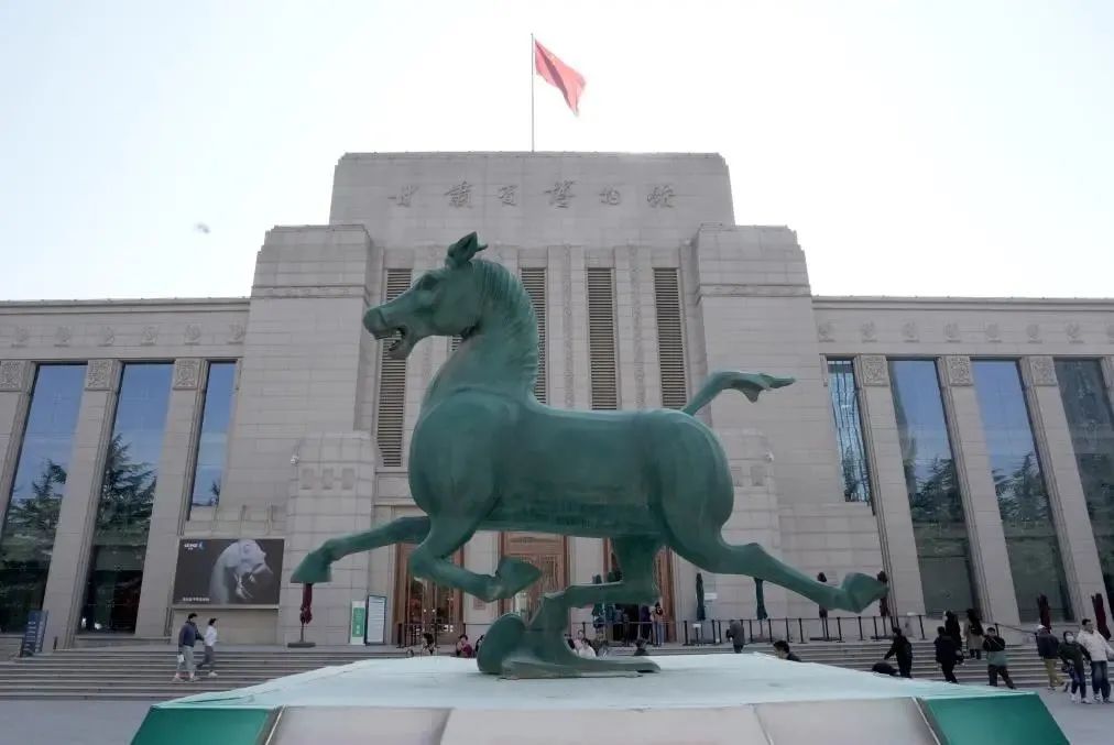 甘肃省博物馆前矗立的铜奔马雕塑(2023年10月27日) 新华社记者 王毓国 摄