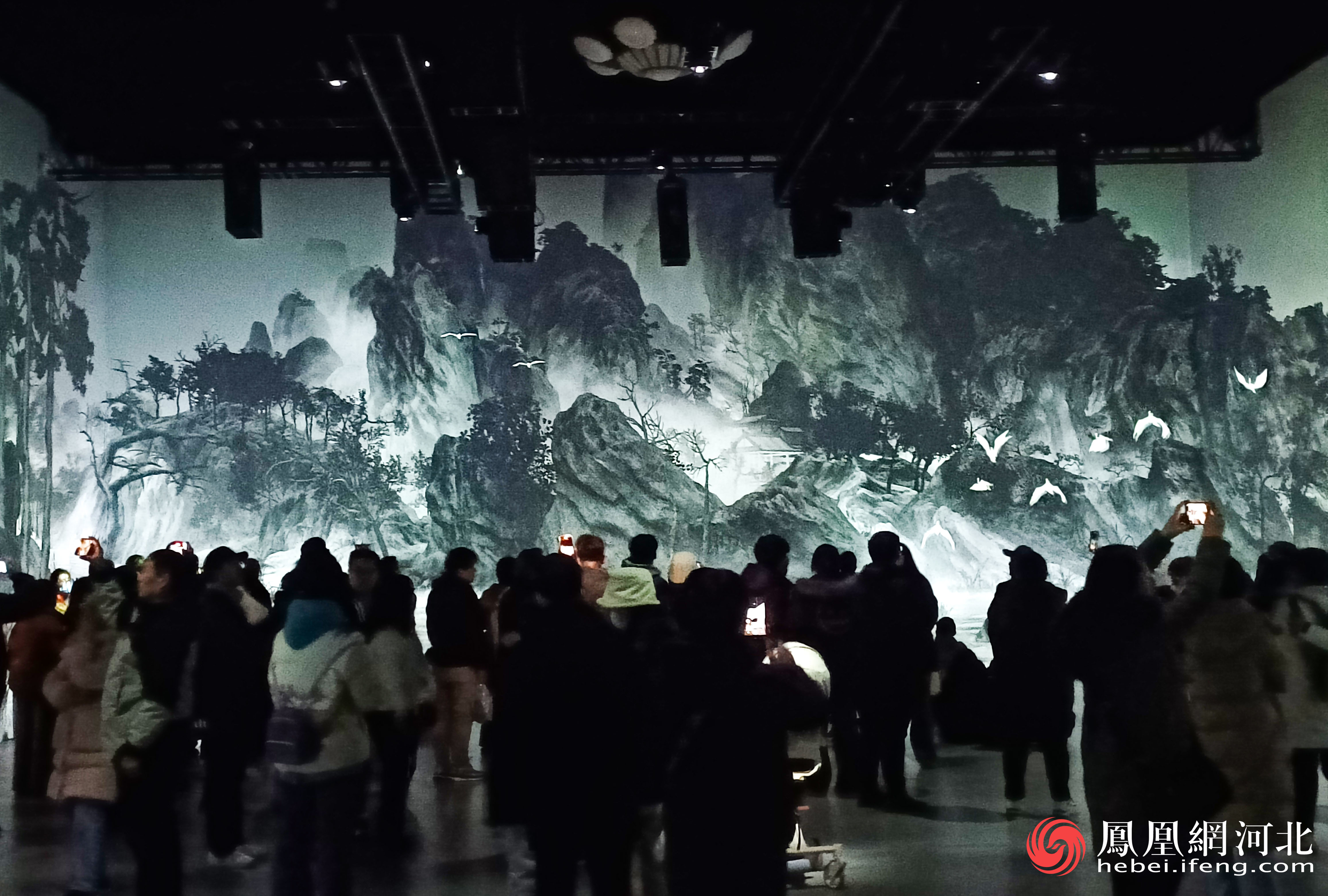 “光影丹青”沉浸式体验区现场聚集了大量参观者在此欣赏。