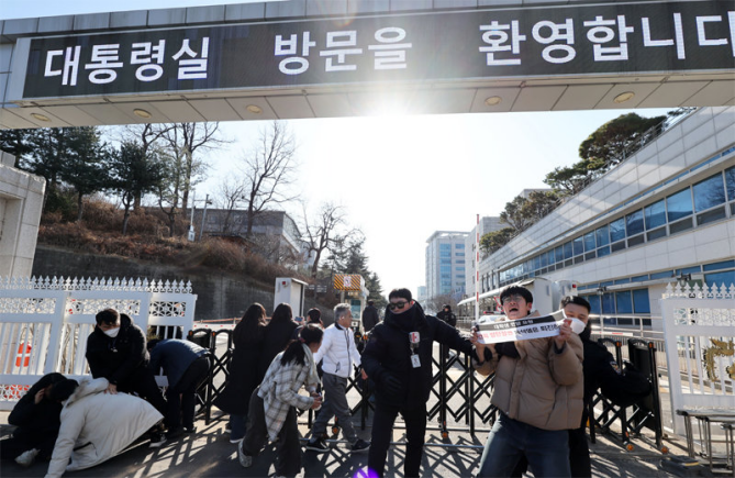 图为“韩国大学生进步联合会”团体20名学生6日下午在龙山总统府大楼前高喊“对金建希实施特检”等口号，并试图闯入韩国首尔龙山总统府 图源：韩媒