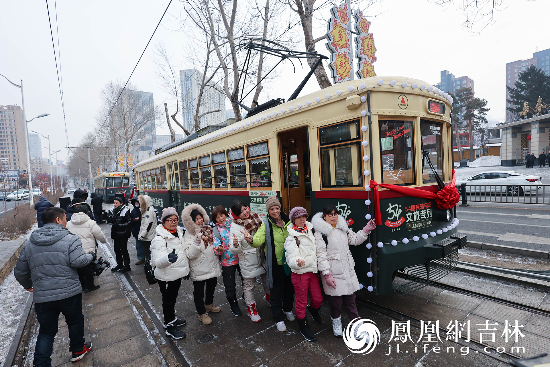 市民游客打卡体验54路文旅专列。