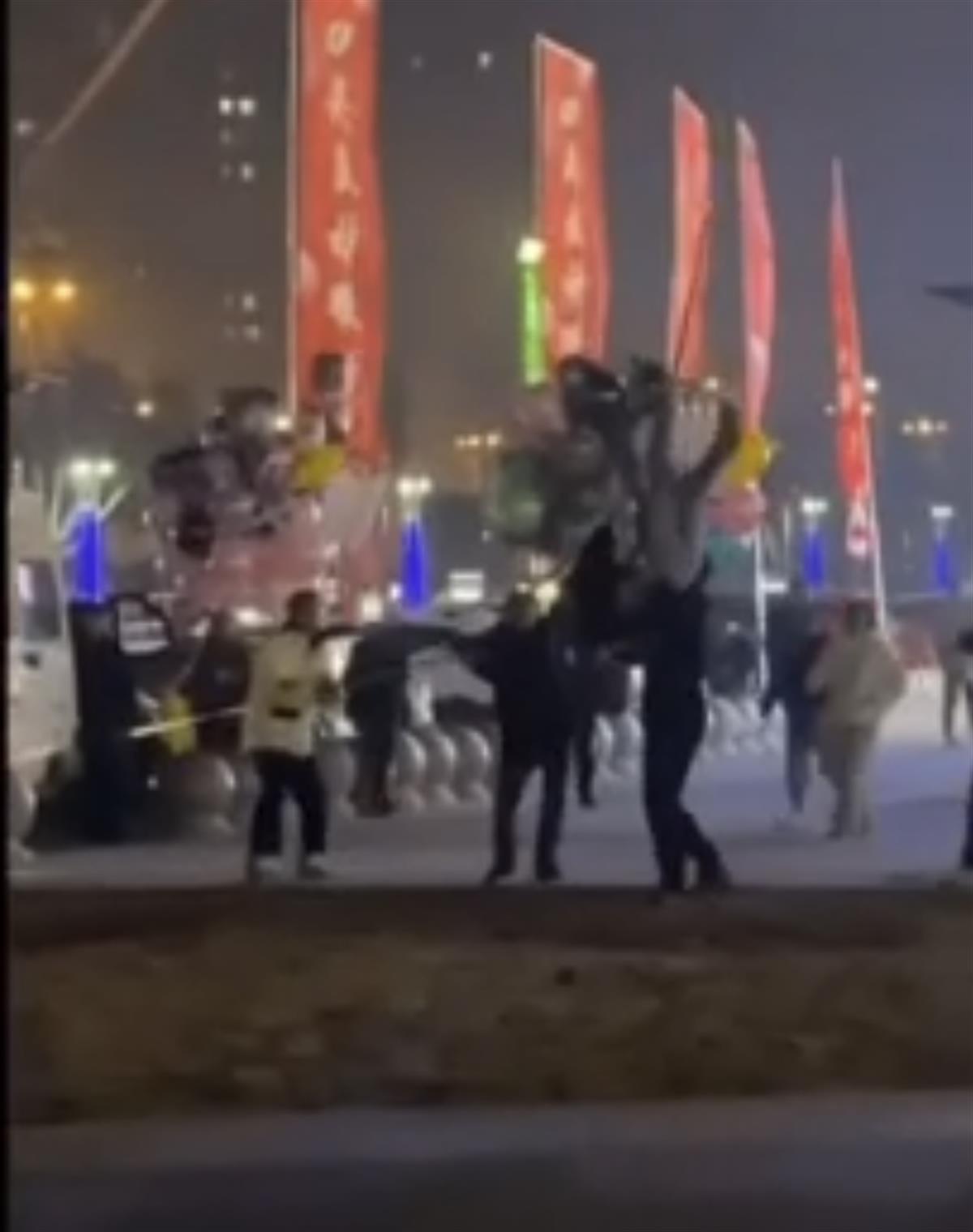 男子被热气球绳子缠住,被拽到半空(视频截图)