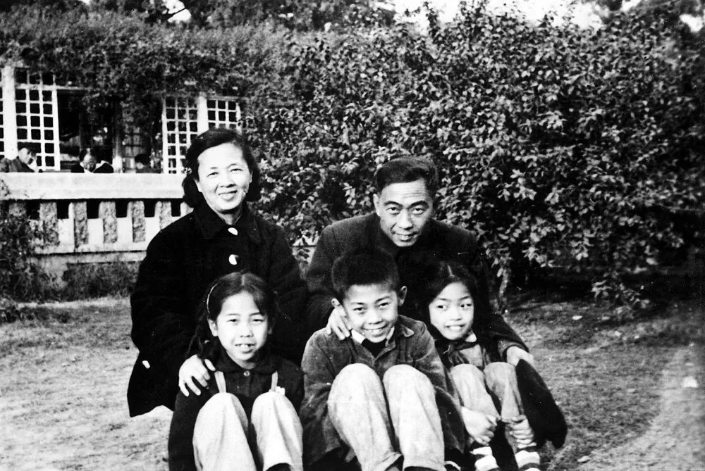 1961年,汪曾祺全家在北京中山公园