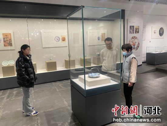 图为民众参观展览。 供图