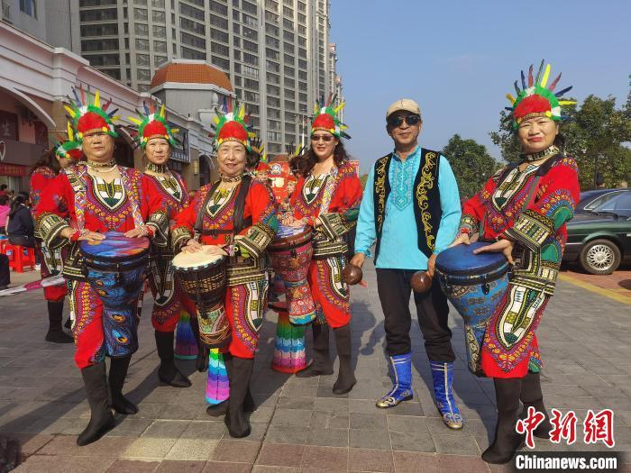 1月7日,胡玉梅(左三)和队友演出后合影。翟李强 摄