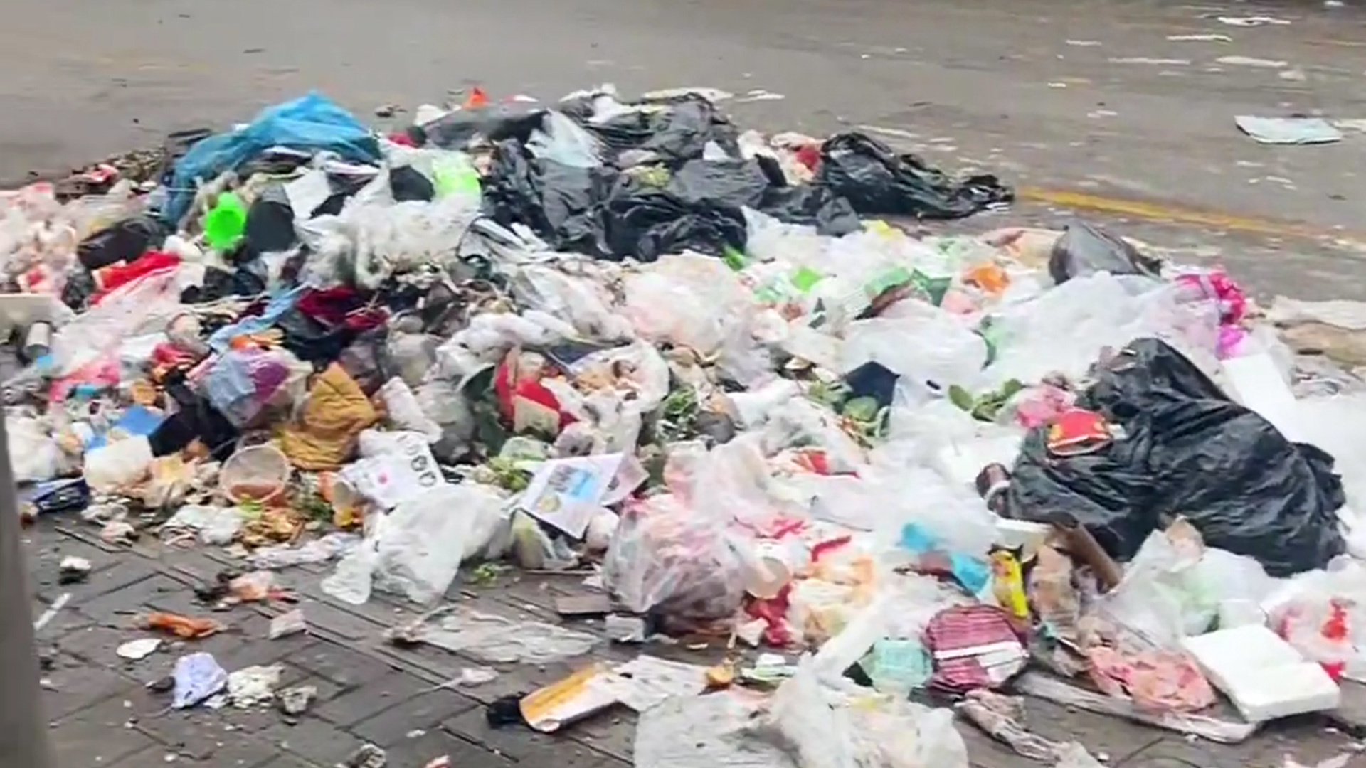 湖南一小镇街道垃圾成堆无人清理，镇政府回应