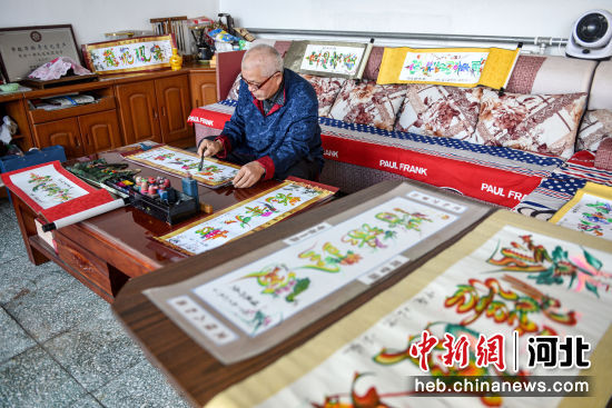 “郝氏龙凤花鸟字”代表性传承人创作“龙元素”龙凤花鸟字。 刘永兴 摄
