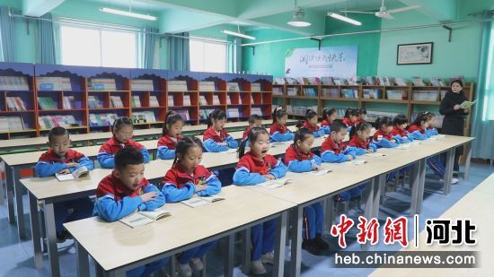 朗读社团的同学们进行经典朗读。 郭恩桥 摄